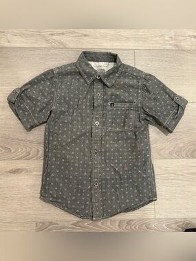 Calvin Klein Gray Short Sleeve Button-Up Shirt.
Boys size 5